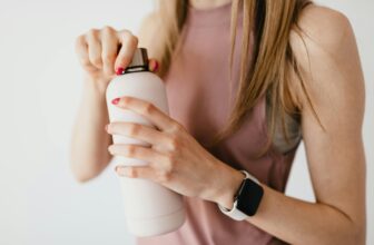 How do hydrocolloid patches work?